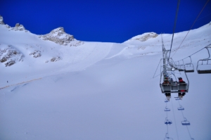 ヒンタートゥックス氷河山頂駅裏側のリーペンサッテルにかかる3人乗りリフト