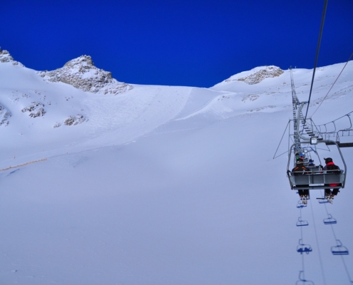 ヒンタートゥックス氷河山頂駅裏側のリーペンサッテルにかかる3人乗りリフト