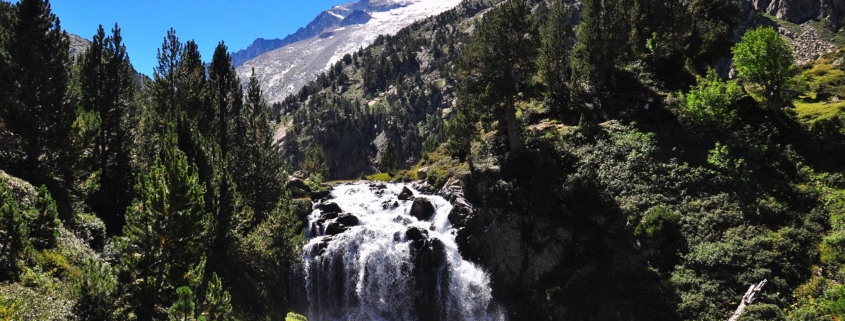 アイギュアイエ滝とアネト山