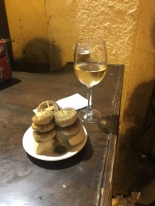 ローレル通りのバル・ソリアーノの名物ピンチョスとワイン