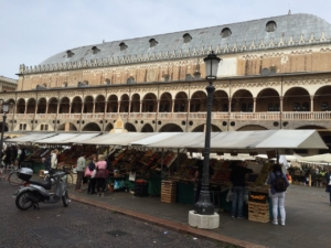 エルベ広場（パドヴァ）の市場