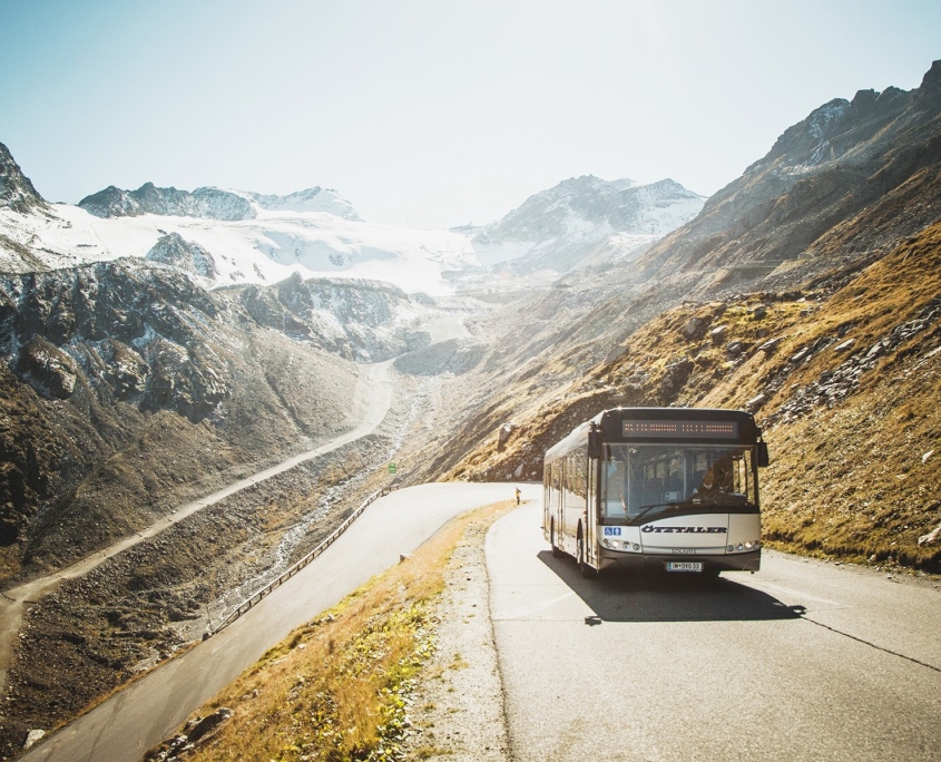 氷河へ向かう路線バス