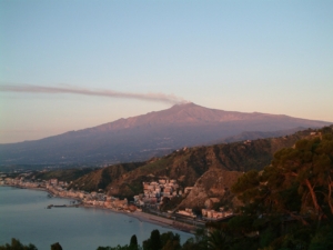 タオルミーナから見たエトナ山、シチリア島