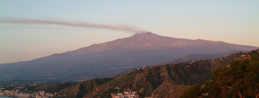 タオルミーナから見たエトナ山、シチリア島