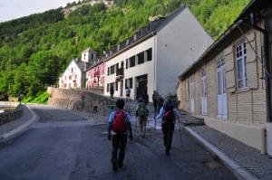 ガヴァルニー村からは、ル・コンポステッレ・ホテル前を歩いてゆきます。